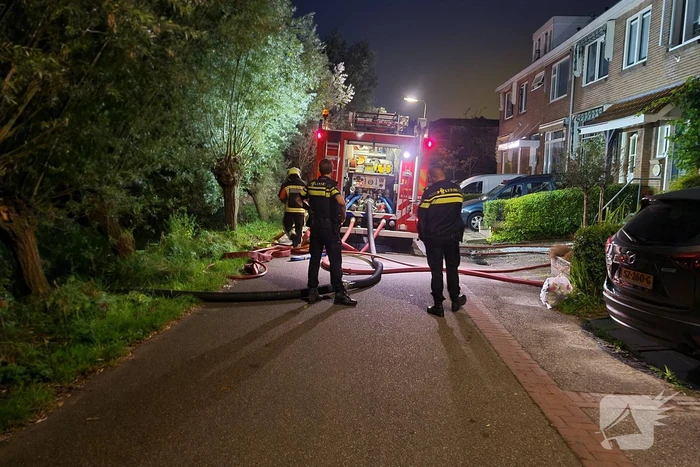 Flinke vlammen bij brand in aanbouw