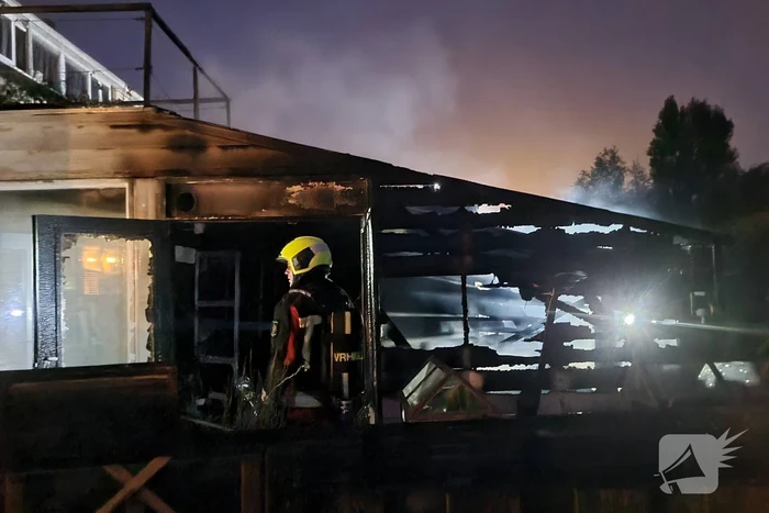 Flinke vlammen bij brand in aanbouw