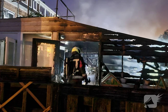 Flinke vlammen bij brand in aanbouw