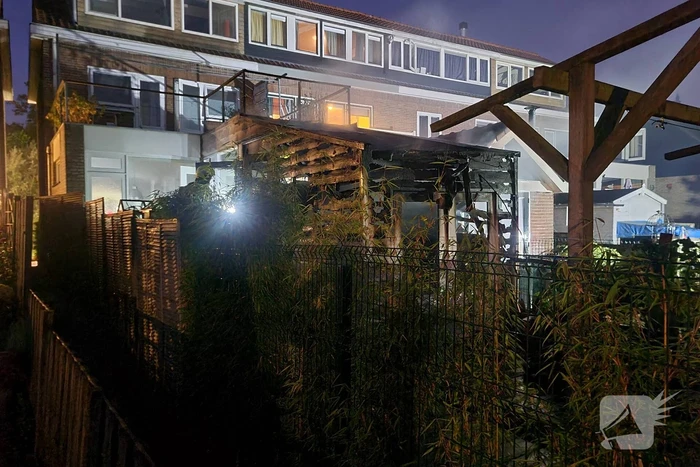 Flinke vlammen bij brand in aanbouw