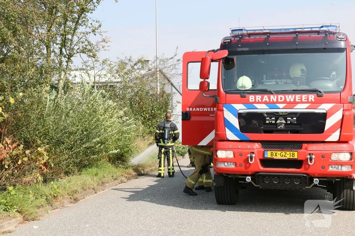 Brand in berm snel geblust op bedrijventerrein Vletgaarsmaten