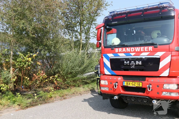 Brand in berm snel geblust op bedrijventerrein Vletgaarsmaten