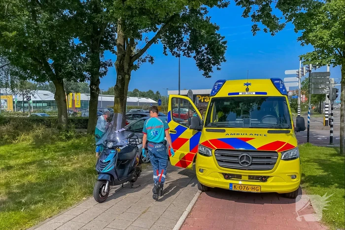 Overstekende scooterrijdster aangereden door auto
