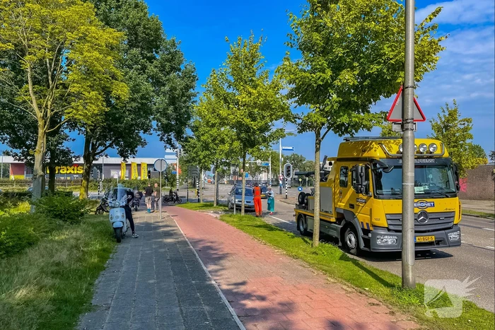 Overstekende scooterrijdster aangereden door auto