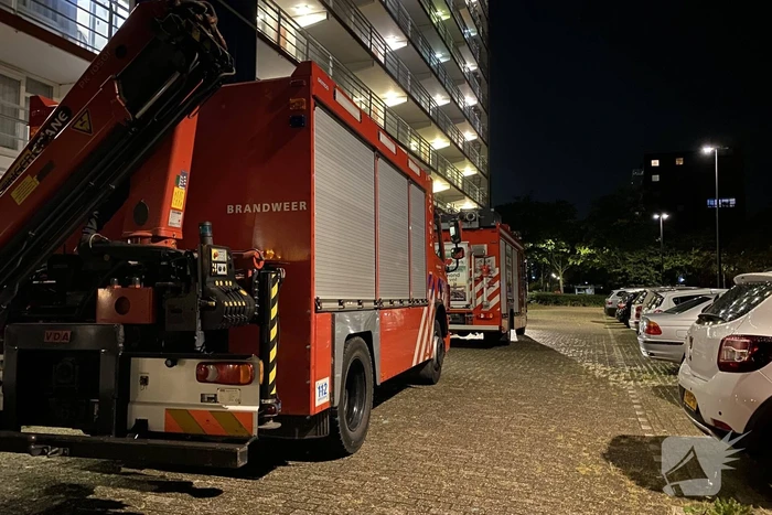 Water stroomt door meterkast van flat