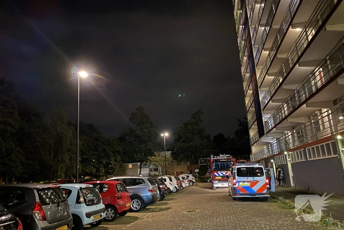 Water stroomt door meterkast van flat