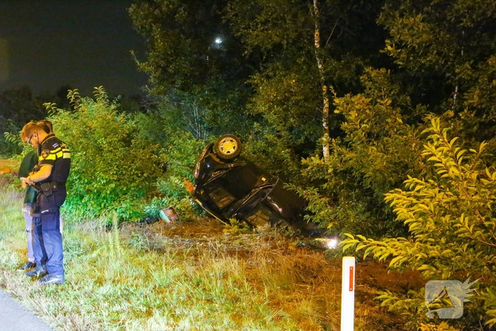 Personenauto belandt ondersteboven in bosschage