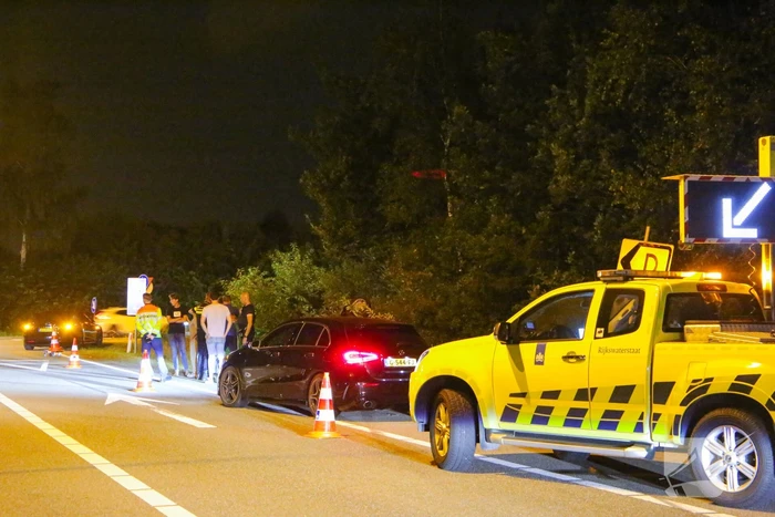 Personenauto belandt ondersteboven in bosschage