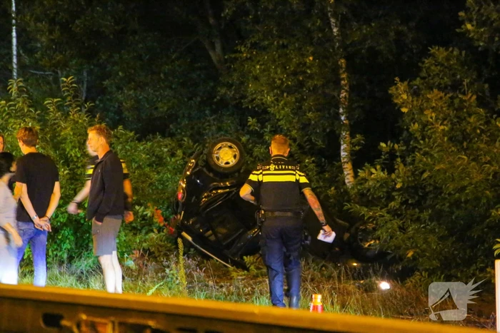 Personenauto belandt ondersteboven in bosschage