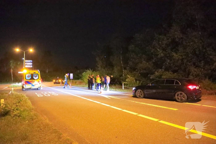 Personenauto belandt ondersteboven in bosschage
