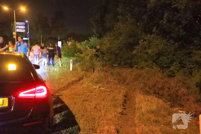 Personenauto belandt ondersteboven in bosschage