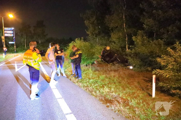 Personenauto belandt ondersteboven in bosschage