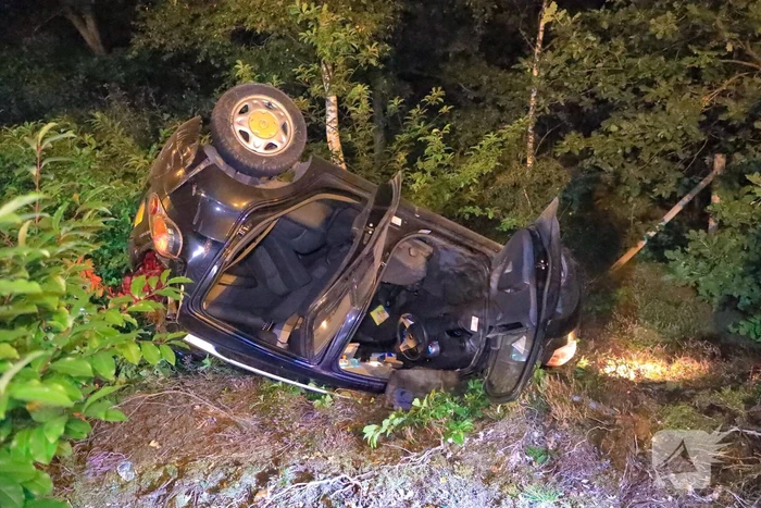 Personenauto belandt ondersteboven in bosschage