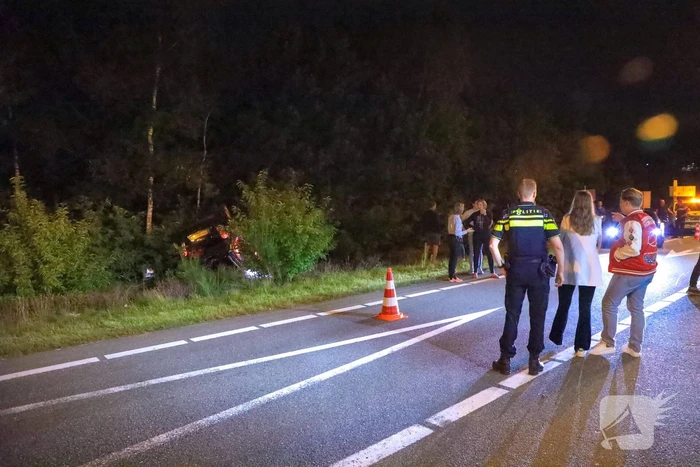 Personenauto belandt ondersteboven in bosschage