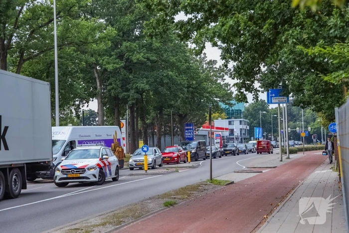 Kerende auto zorgt voor flinke schade