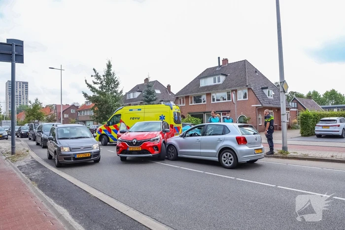 Kerende auto zorgt voor flinke schade