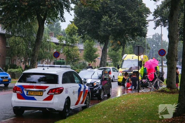 Fietsster gaat onderuit op glad wegdek