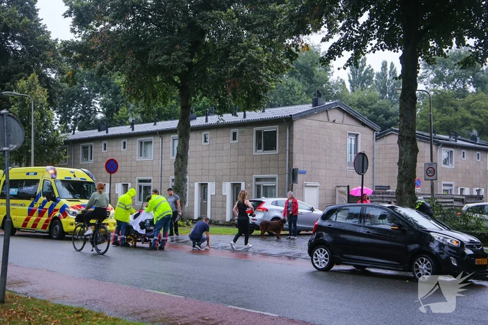 Fietsster gaat onderuit op glad wegdek
