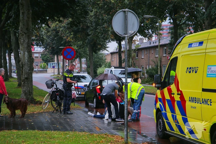 Fietsster gaat onderuit op glad wegdek
