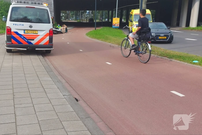 Twee scooters botsen op fietspad