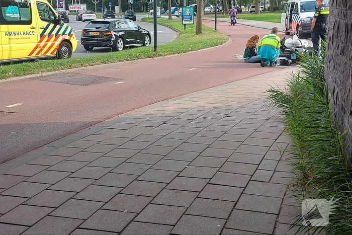 Twee scooters botsen op fietspad