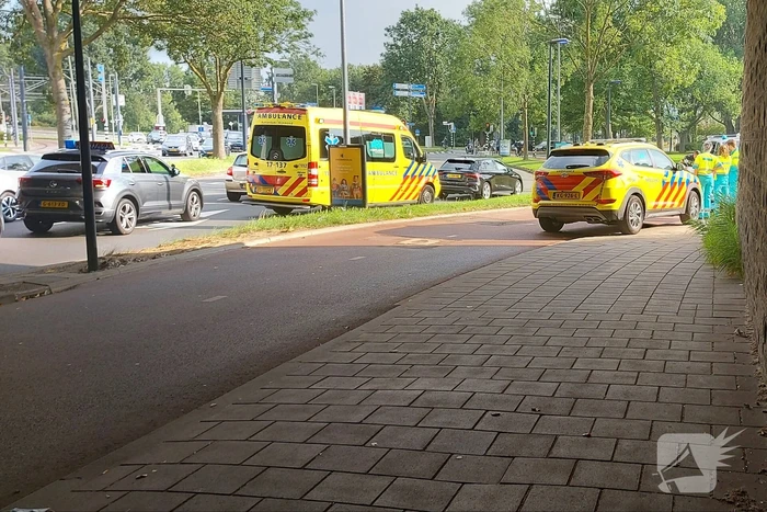 Twee scooters botsen op fietspad