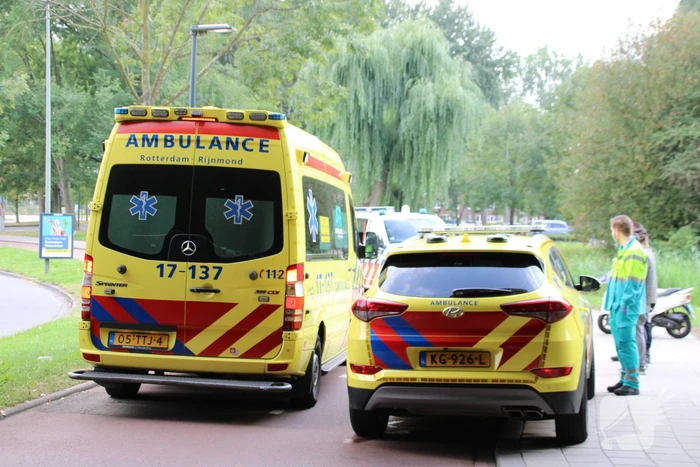 Twee scooters botsen op fietspad