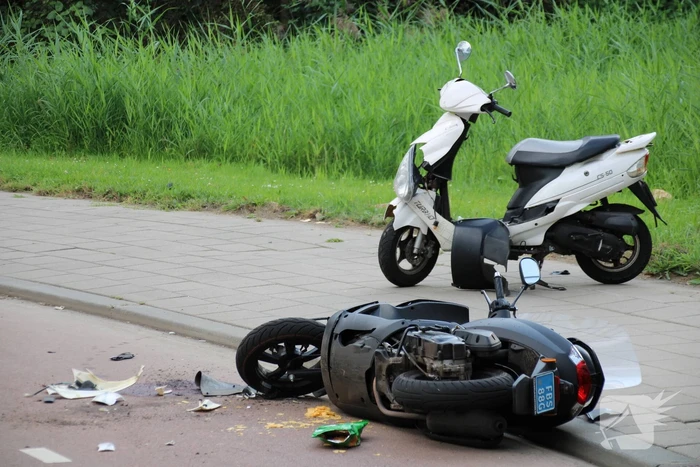 Twee scooters botsen op fietspad