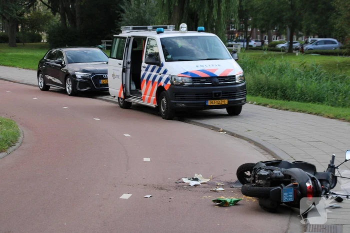 Twee scooters botsen op fietspad