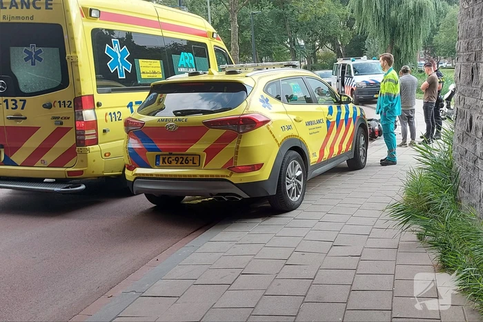 Twee scooters botsen op fietspad