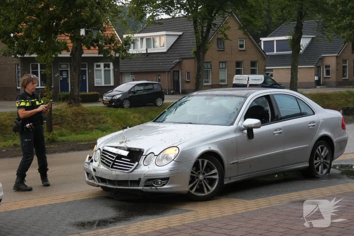 Schade aan personenauto's door frontale botsing