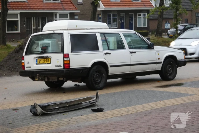 Schade aan personenauto's door frontale botsing