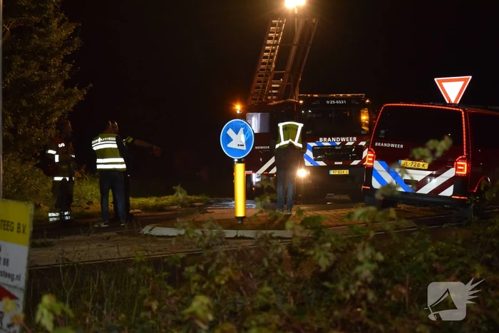 Personenauto vliegt uit de bocht