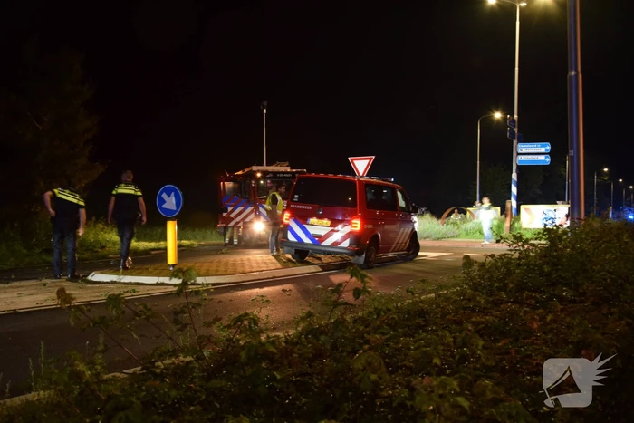 Personenauto vliegt uit de bocht
