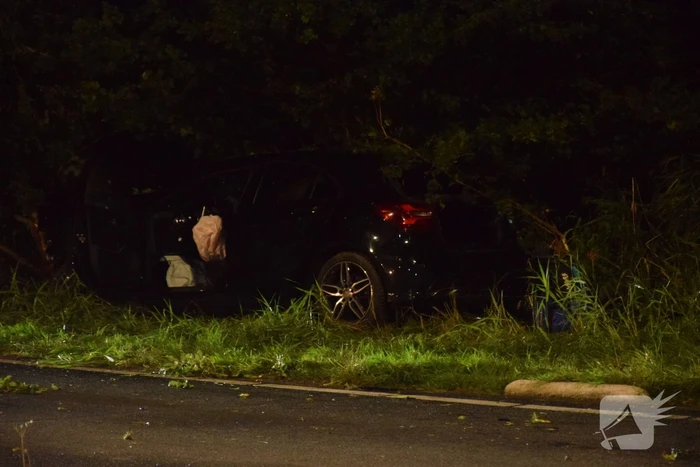 Personenauto vliegt uit de bocht