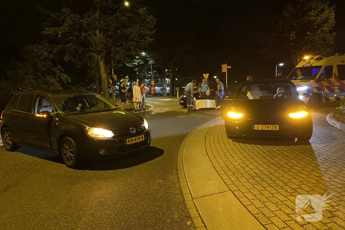 Maaltijdbezorger gaat onderuit op rotonde