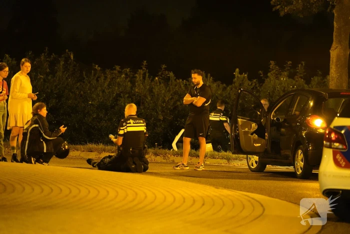 Maaltijdbezorger gaat onderuit op rotonde
