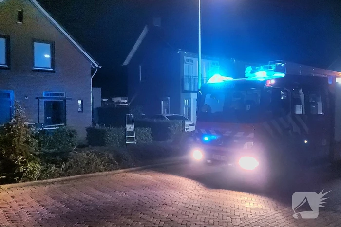 Brandweer blust brand aan achterzijde van woning