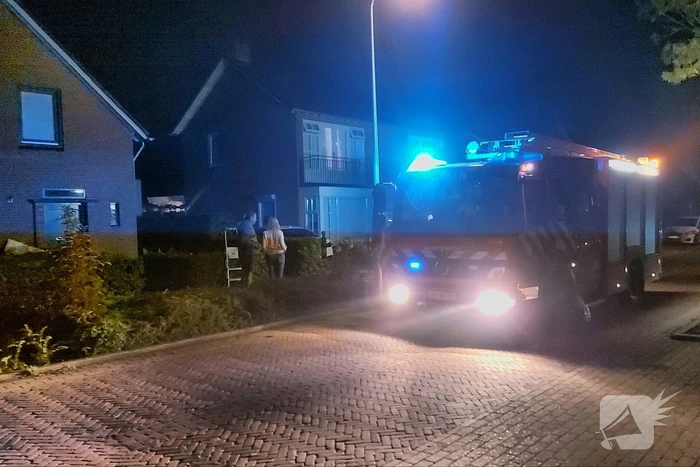 Brandweer blust brand aan achterzijde van woning
