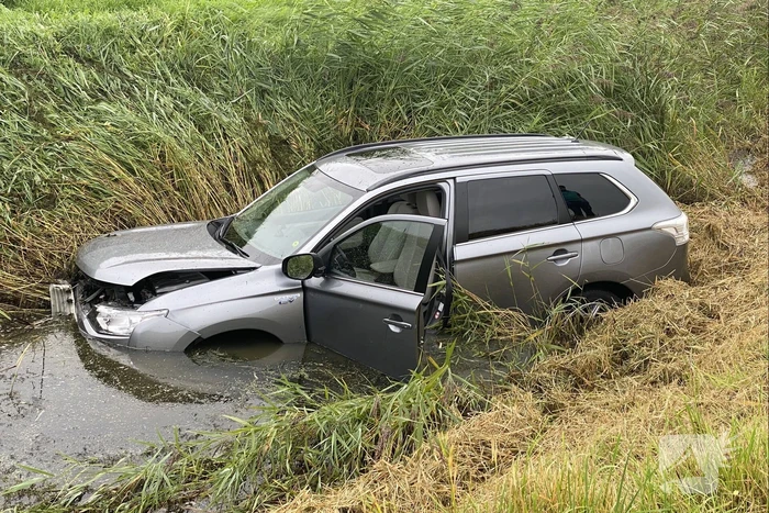 Vrouw belandt met auto in de sloot