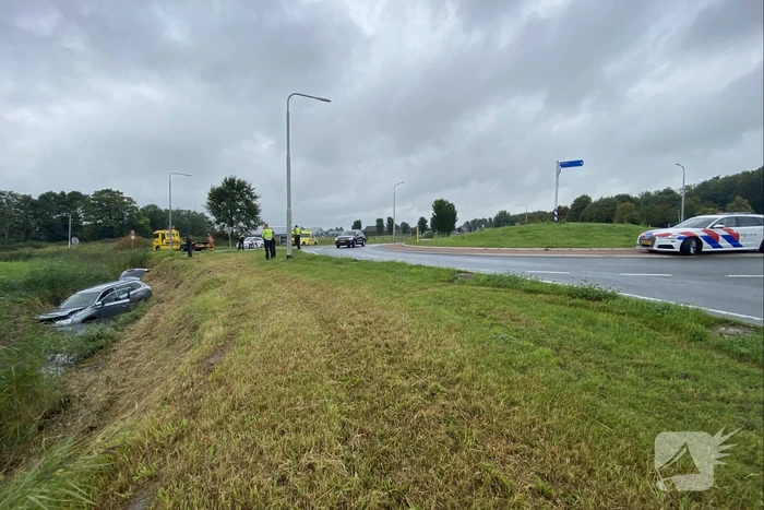 Vrouw belandt met auto in de sloot