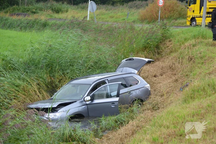 Vrouw belandt met auto in de sloot