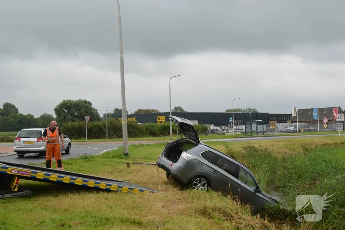 Vrouw belandt met auto in de sloot