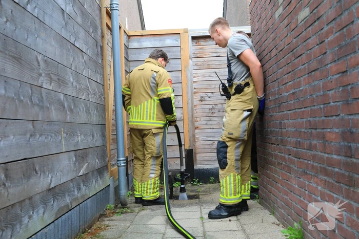 Brandweer spoelt riool door na vreemde lucht