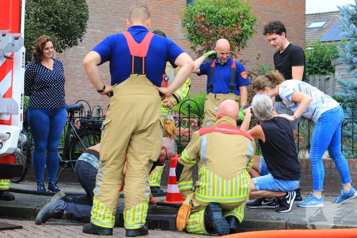 Brandweer spoelt riool door na vreemde lucht