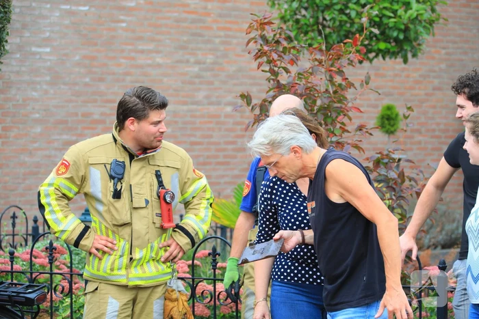 Brandweer spoelt riool door na vreemde lucht