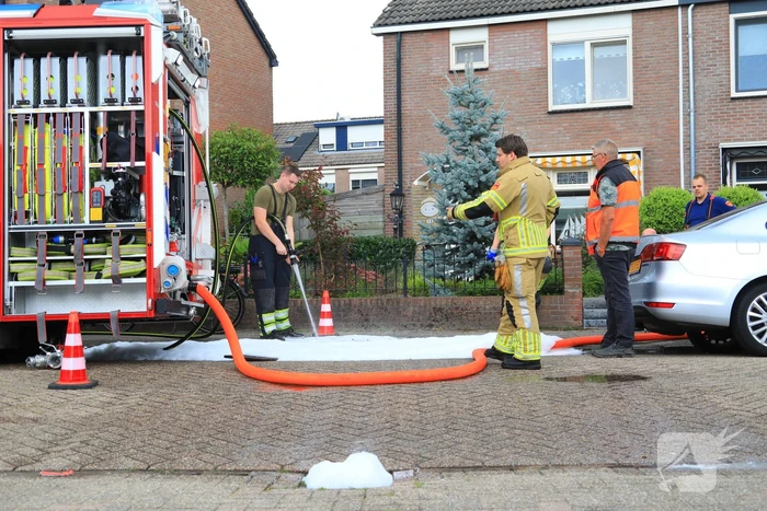 Brandweer spoelt riool door na vreemde lucht
