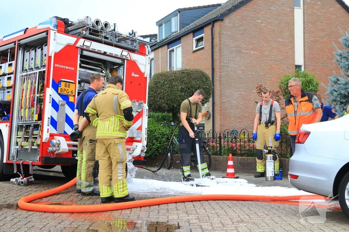 Brandweer spoelt riool door na vreemde lucht