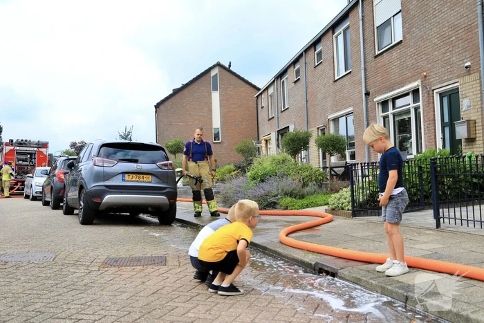 Brandweer spoelt riool door na vreemde lucht