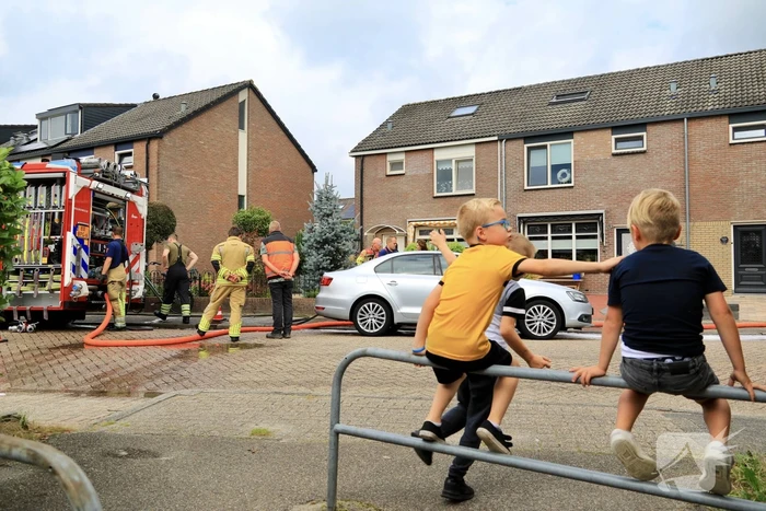 Brandweer spoelt riool door na vreemde lucht